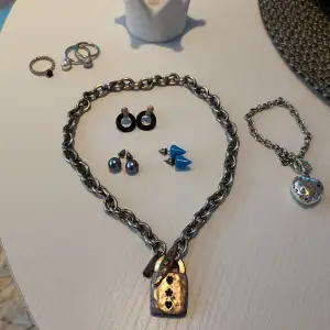 Många olika smycken..:) 
