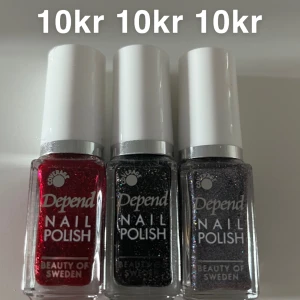 Nagellack - 3 st glittriga nagellack från Depend. Det mörka i mitten är det enda som är använt 1 gång, de andra två är bara testade på papper. 10kr styck eller 25kr för alla. Det går att bara välja ett av de. Frakt tillkommer, tar endast swish. 