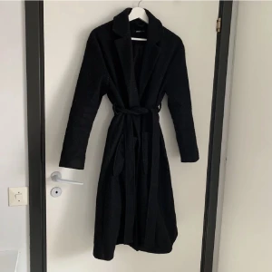 kappa - Säljer denna fina vårkappa från gina tricot i strl 32. Kappan är i ett helt okej skick, nopprig men går att fixa om man har orken, däremot inget som syns på långt håll.  Hör av er❤️