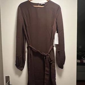 Klänning från bubbleroom  - Superfin klänning från bubbleroom. Klänningen är endast provad. Säljer pga fel storlek. Materialet är inte stretch. 