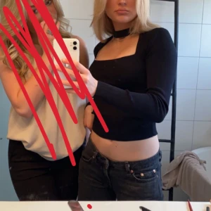 Zara chocker topp - Fin topp ifrån zara använd fåtal gånger, fortfarande i nyskick. Säljer pga kommer inte till användning så mycket. 150kr +frakt