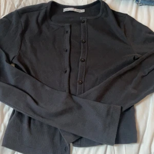 Kofta  - Säljer en svart kofta ifrån lager 157, använd ca 1 gång💓