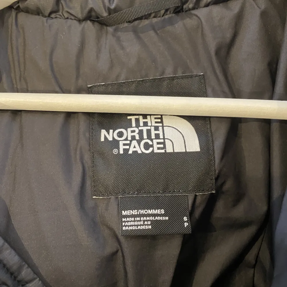 Nu säljer jag min snygga north face jacka. Jackan är nästan aldrig använd. Rensar garderoben och vill bli av med allt, där av priset👊 Köpare står för frakt.. Jackor.