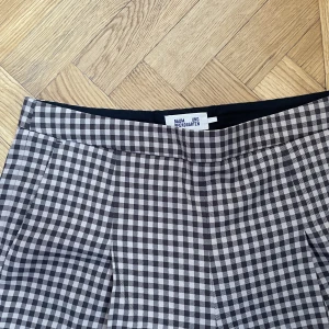 Capri byxor  - Rutiga capri byxor från Baum. Använda en gång. Storlek 38.