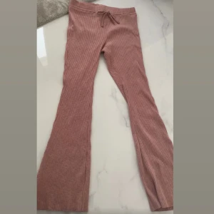 Byxor - Rosa ribbade utsvängda byxor med fint snöre upptill