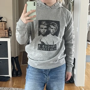 marcus & martinus hoodie - En jättefin hoodie av Marcus och Martinus i storlek M som inte varit använd mycket!