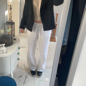 Linnebyxor  - Säljer mina vita linnebyxor från madlady i storlek S längd TALL🤍 jag är 175🤍köpta för 649kr