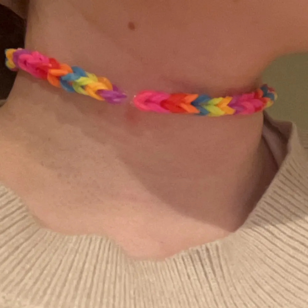 Halva av priset går till välgörenhet Egengjord av loombands  Hållbar . Accessoarer.