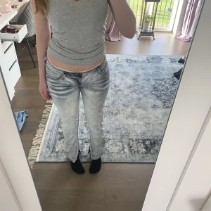 Vintage guess jeans - Säljer dessa tvärfeta guess jeans, passar mig som bär storlek xs-s och är 158 cm lång. Fina slitsar nere på benet som går att stänga med dragkedja🤍🙌 en liten defekt på rumpan men inget som syns tydligt alls!