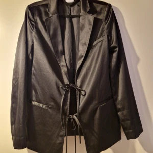 Kavaj - Kavaj i satin. Aldrig använd.