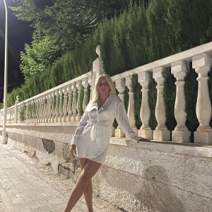 Vit klänning - Säljer denna vita siden skjortklänning💓 Älskar den men har blivit för liten 