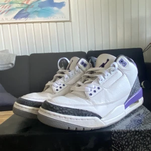 Nike air Jordan 3 dark iris - Nike air jordan 3 dark iris Bra skick Lite creasade  Använda men fortfarande vita o bra skick
