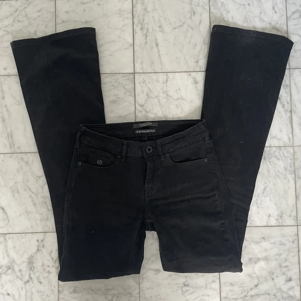 Svarta low waist Bootcut jeans från Maison Scotch. Orginalpris runt 1000. Superbra skick inga defekter! Midjemått: 68. Jeans & Byxor.