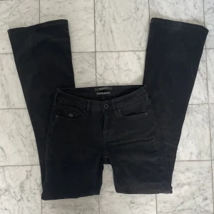 Low waist Bootcut jeans  - Svarta low waist Bootcut jeans från Maison Scotch. Orginalpris runt 1000. Superbra skick inga defekter! Midjemått: 68