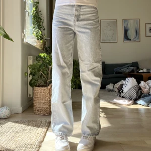 Blå/vita jeans! - Säljer ett par ljusblå jeans, säljer pågrund av att jag har ett par liknande som jag gillar mer. Använt 2-3 gånger, tvättar innan jag postar. Nypris 300kr.
