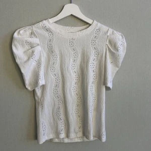 Tröja - Tröja ifrån monki i storlek xs. Säljs för jag inte använder den, använd 1 gång. Köparen står för frakten. ⚠️tryck inte på köp nu⚠️