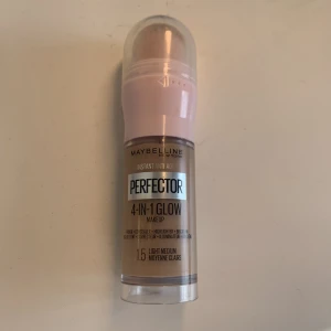 maybeline perfector - säljer denna populära 4-in-1 glow maybeline perfector i färgen light medium. nyskick, endast testad på handen (köpte den idag men insåg sen att den var för mörk). använd gärna köp nu💗