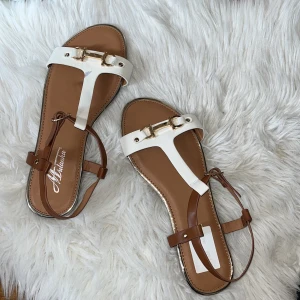 Sandaler  - 30/st-, eller alla 3 tillsammans 80kr.  Vita 1, storlek 38 Vita 2, storlek 38 Svarta, storlek 39