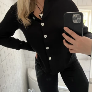 Siden blus  - En svart sidenblus med pärlinspererade knappar🤍
