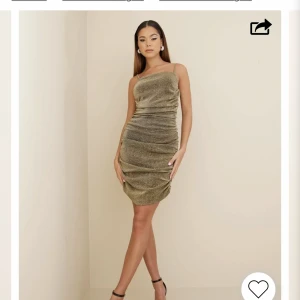 Guld glitter klänning - ÄR KÄR i den här klänningen. Hade den när jag fyllde 18 och den är sexig, skön, inte för kort och den är glittrig. Den ser super lyxig ut och köpte den på Nelly men dom har slutat sälja den nu. Den är i stolek S, använt 1 gång så so. Köpt för: 609kr 