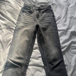 Gråtvättade ankel jeans från Topshop i storlek 25/32. Använda men fortfarande i bra skick!