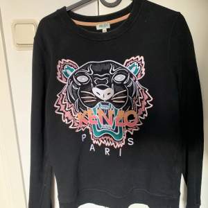 Jag säljer nu min kenzo Paris tröja! Har använt den en gång, därför har den hållt sig i nyskick. Tröjan är köpt för 2000 kronor och säljer den för 600 men kan tänka mig att gå ner lite beroende på snabb affär! Hör av er ☺️