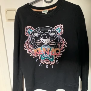 Kenzo tröja i nyskick!!  - Jag säljer nu min kenzo Paris tröja! Har använt den en gång, därför har den hållt sig i nyskick. Tröjan är köpt för 2000 kronor och säljer den för 600 men kan tänka mig att gå ner lite beroende på snabb affär! Hör av er ☺️