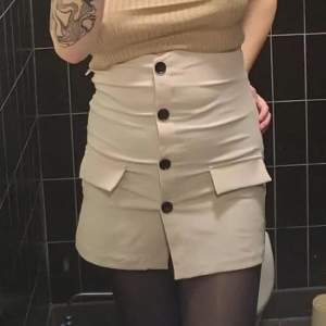 En beige söt kjol från gina tricot