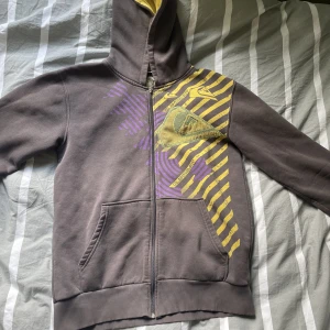 quiksilver tröja - najs zipup tröja i medium. Säljer för att jag inte använder den