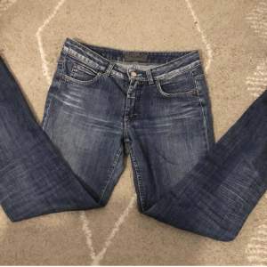 Ett par jätte fina lågmidjade jeans från Acne jeans!💗 Säljer de pga de inte kommer till användning❤️ står inte för frakt eller postens slarv❤️Hör av dig om det är något du undrar!💗