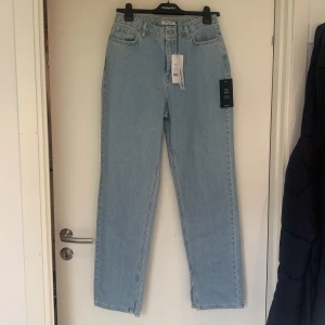 Jeans - Helt nya jeans från NA-KD. Säljer pga för små. Byxan är lång på mig som är 163 och har slits längst ner. Super fina. Ny pris 460kr
