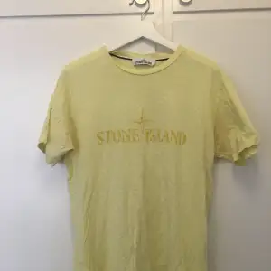 Tja, säljer min stone island t-shirt i storlek M