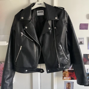 Skinnjacka  - Svart skinnjacka från Vero Moda storlek S, i nytt skick endast andvänd ett fåtal gånger. Original pris 600kr säljs för endast 450kr🌺💋