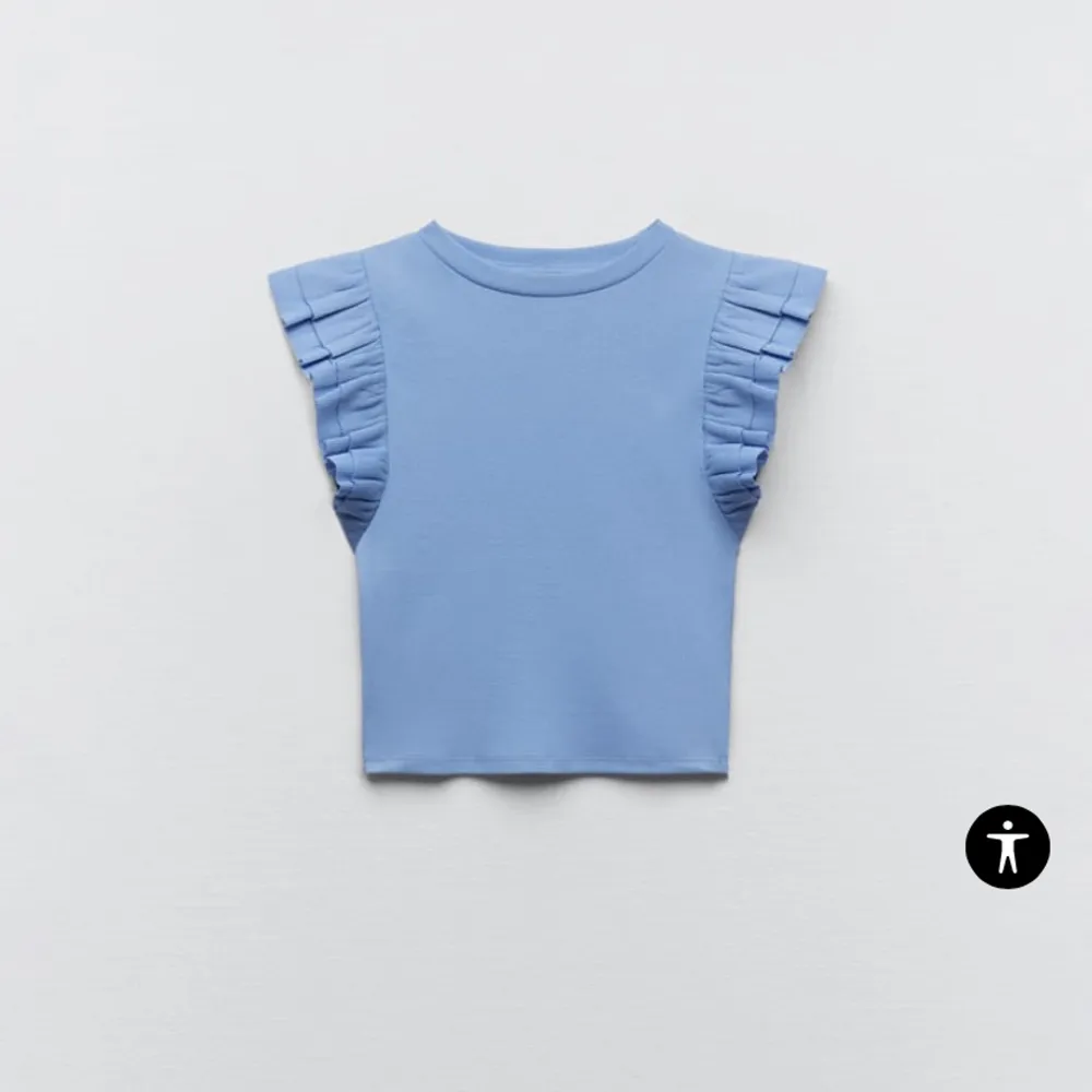 Säljer dessa tröjor i blå och svart ifrån zara💞 Köp en för 80kr eller böda för 120kr! Skriv privat för fler  bilder TRYCK INTE PÅ KÖP NU!. Toppar.