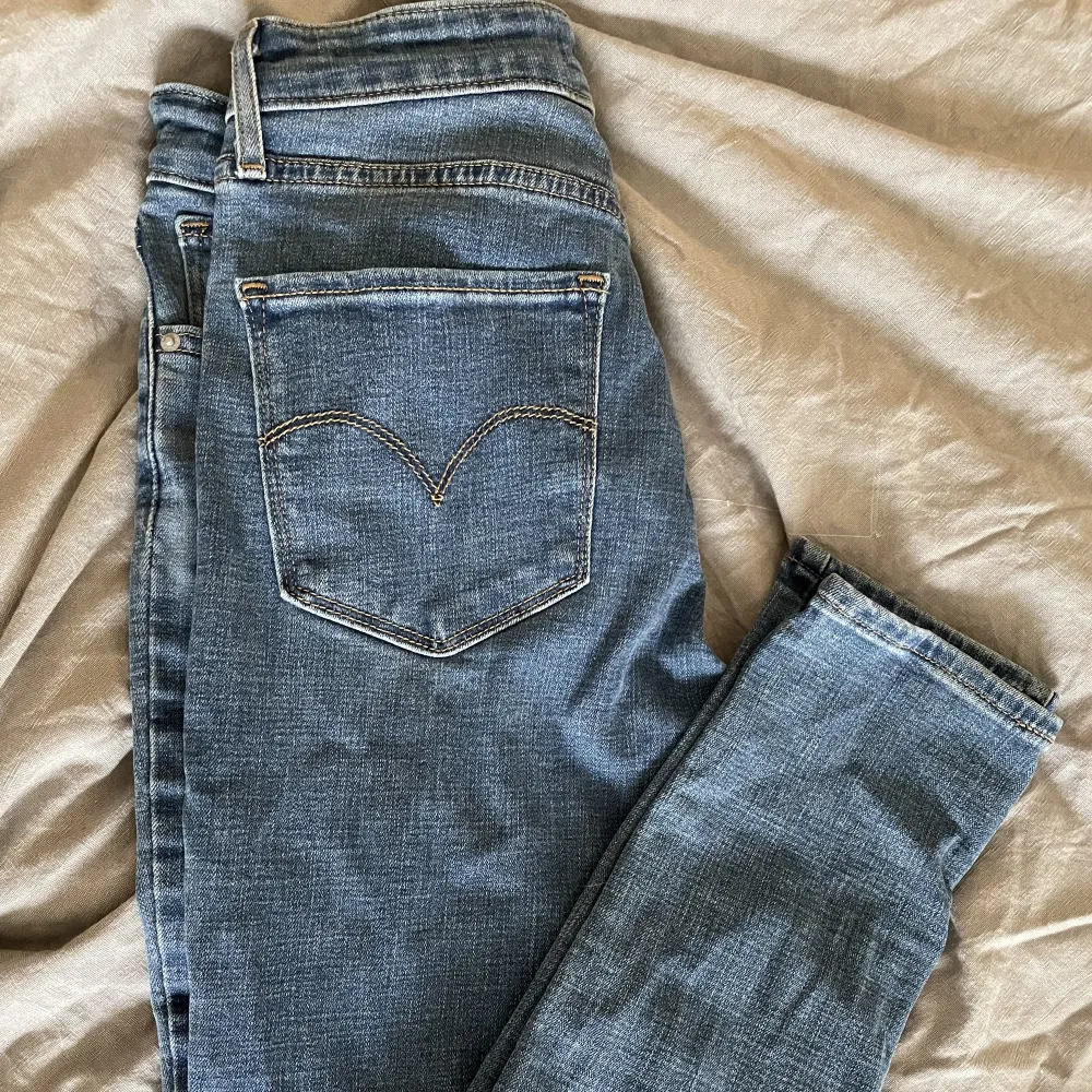 Snygga High rise skinny jeans från Levis, 721. Aldrig använda, köpta från carlings för något år sen. Storlek 26/30. . Jeans & Byxor.