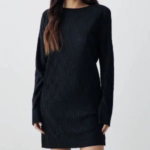 Svart klänning från Gina tricot  - Helt oanvänd klänning med prislapp kvar! Superfin till både vardag och fest