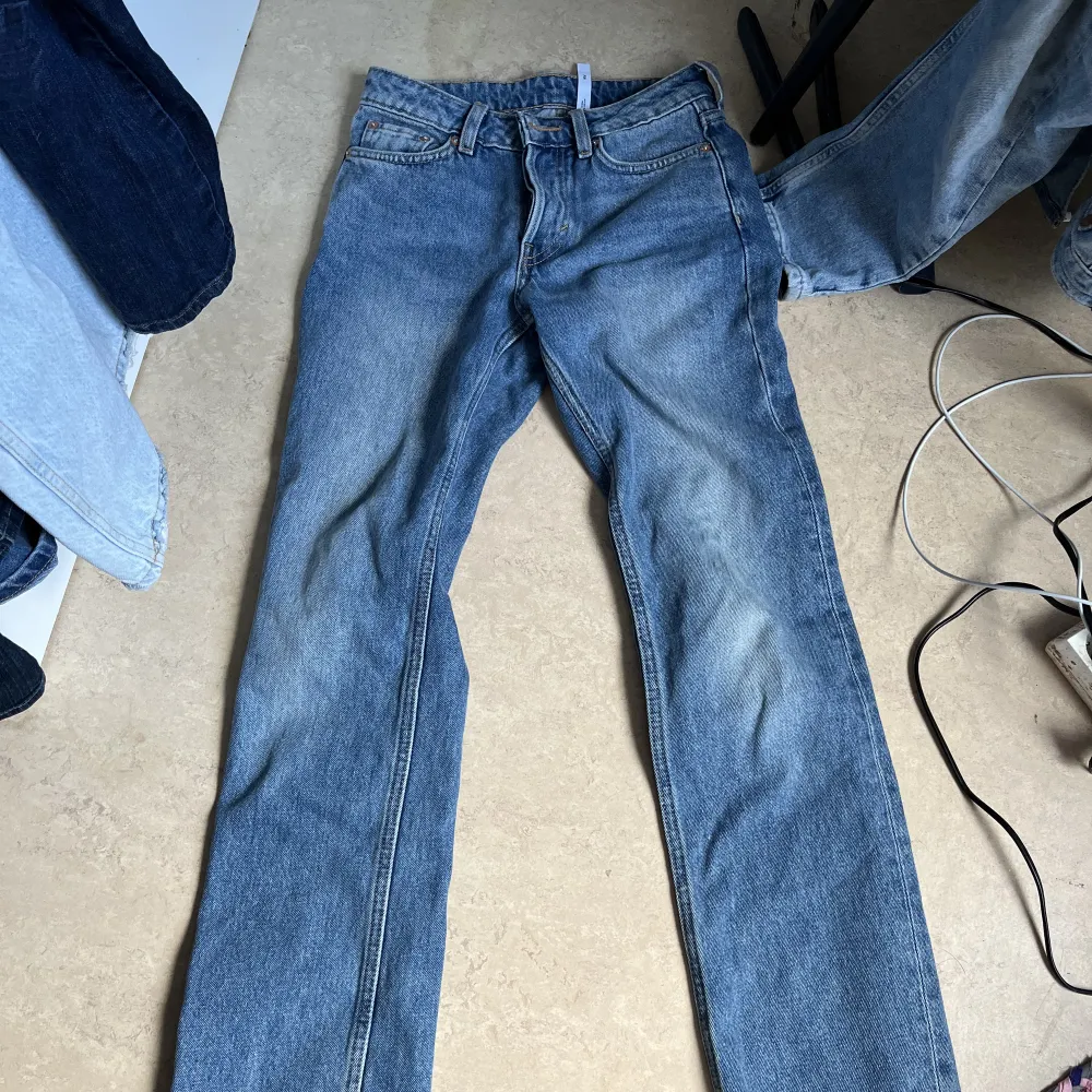 Säljer dessa lågmidjade jeans då dom blivit för små dom är från weekday och köpta för 600. Jeans & Byxor.