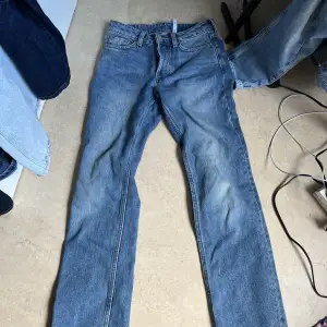 Säljer dessa lågmidjade jeans då dom blivit för små dom är från weekday och köpta för 600
