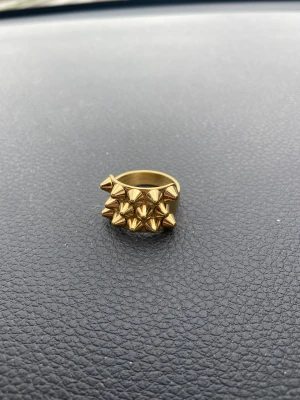 Edbladsring  - St 19,5, guld ring med taggar 