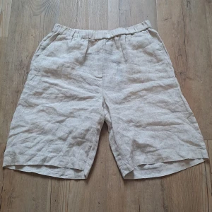 Linneshorts/linnebyxor - Linneshorts/linnebyxor från "Lene Copenhagen" perfekt inför sommaren. Nypris: 1400kr, säljer för 300kr. Storlek: S. Alldrig använd, Fick dem i present men behöver inte dem, vill bara få sålt på dem snabbt.