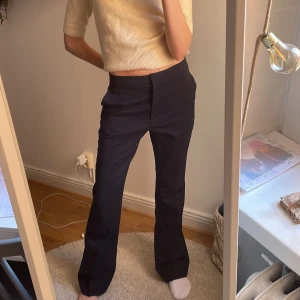 Mörkblå kostymbyxor - Kostymbyxor från H&M, säljer då de är lite för stora för mig. Längden är perfekt om mig som är 174cm.