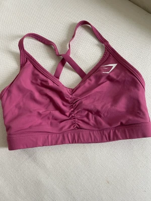 Gymshark sportbh - Superfin sportbh från Gymshark! Bra support. Använd 8-10 gånger men fortfarande i bra skick! Saknas pads
