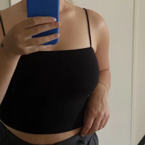 Svart linne - Svart linne från Gina Tricot med dubbeltyg upptill för mer stöd. Strl S, 30kr + frakt🖤🦋