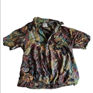 skjorta  - Nyskick. Y2k skjorta som inte komms till användning. Tveka inte att ställa frågor!