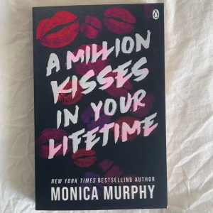A million kisses in your lifetime av Monica Murphy - Köpt för 349kr på Akademibokhandeln mitt pris 90 Helt ny då jag råkat beställa hem två likadana, lite skadad i ena hörnet då den legat undan i ett skåp (se på sista bilden) 🙌🏼