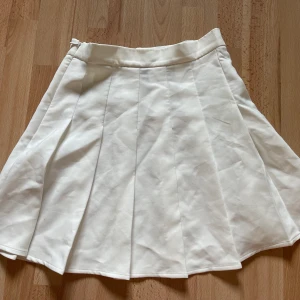 Vit kjol - Skriv om du är intresserad så kan vi diskutera pris, frakt och så vidare😊 Bara att skriva om du vill ha fler bilder