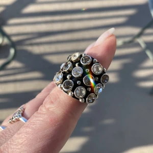 Ring - Grymt snygg ring, otroligt läcker i solen.