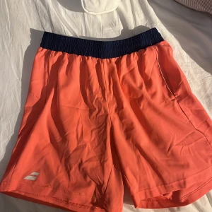 tennisshorts  - koralfärgade tennisshorts, väldigt bra skick 