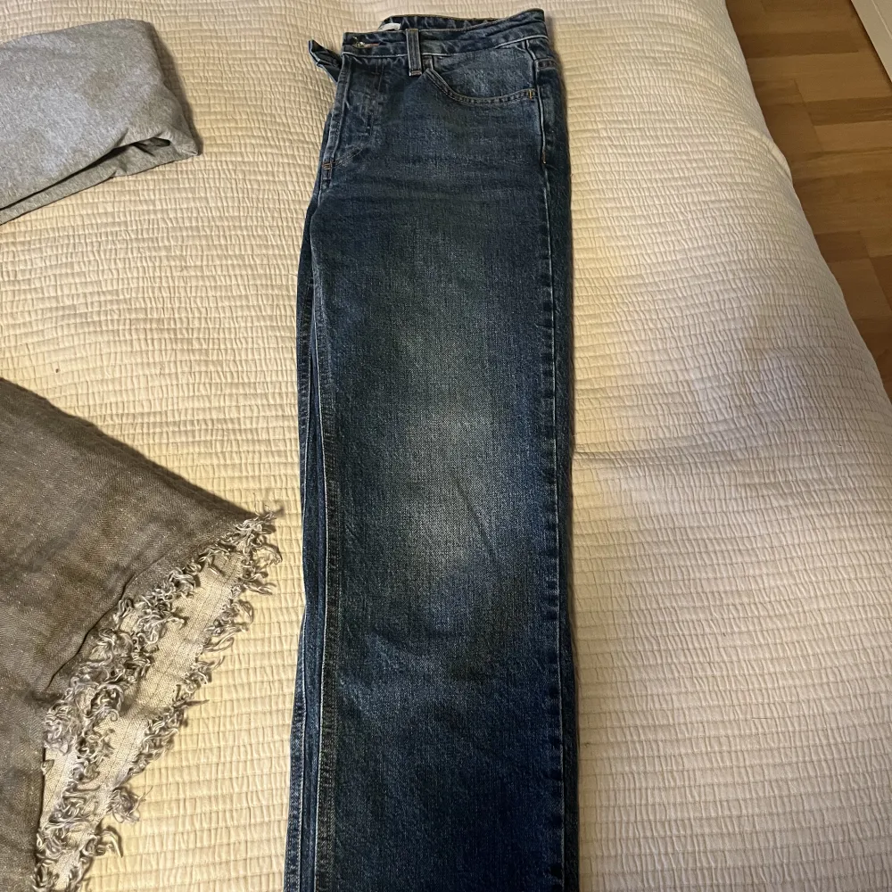 Säljer mina super snygga Dagmar jeans som tycörr har blivit för små för mig köpta för 2800kr säljer för 400❤️. Jeans & Byxor.