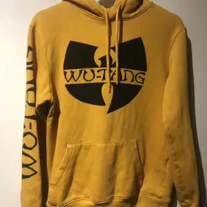 Wu tang hoodie, lite noppig därav priset. 
